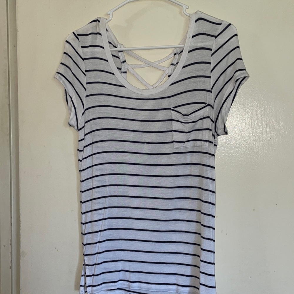 White T-shirt with criss cross com it out back